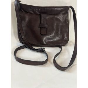 T. Nobile made in Italy brown leather crossbody bag with zipper closure and adju